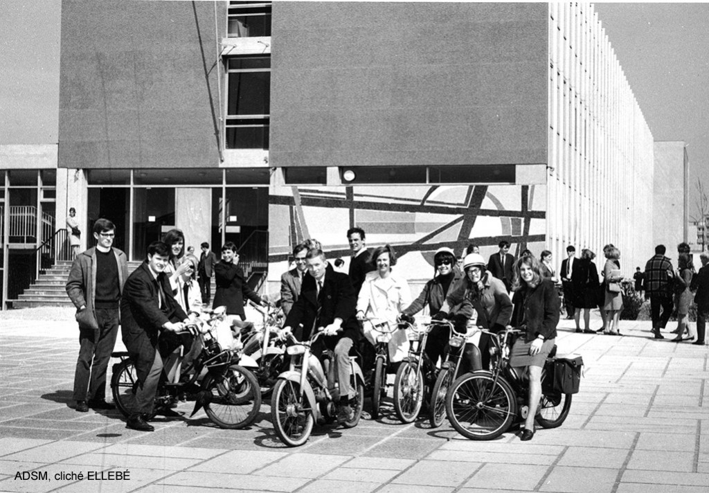 Groupe devant le bâtiment de l'UFR de Lettre et Sciences Humaines de l'Université de Rouen